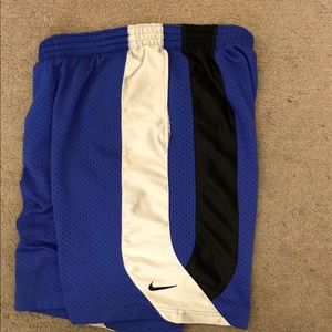 Nike Basketball Shorts (Size: M)